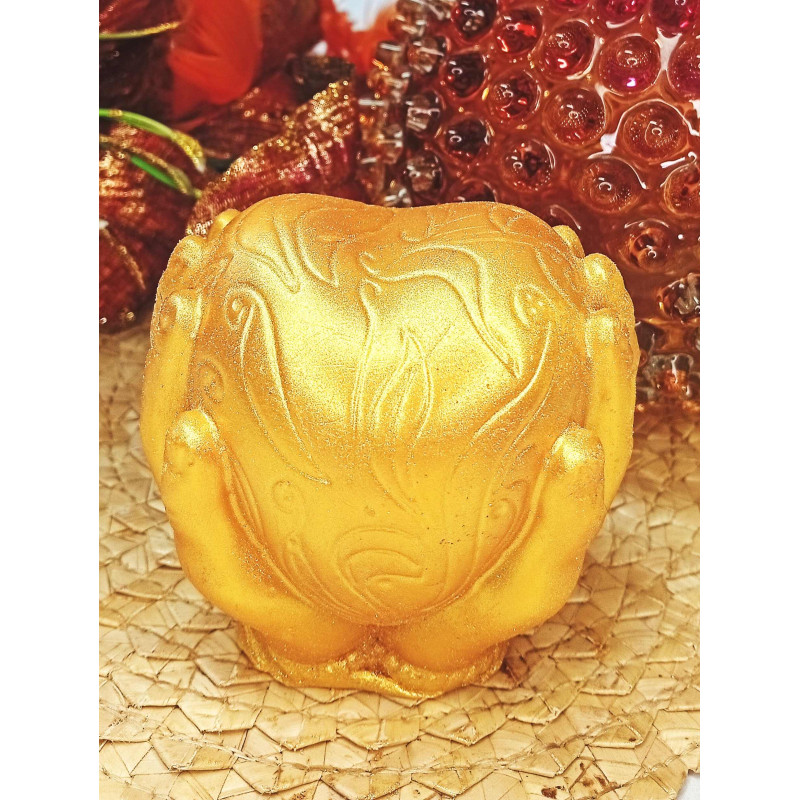 Mýdlové srdce v dlaních zlaté